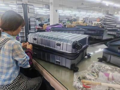廢棄飲料瓶變身高質(zhì)量拉桿箱 金山企業(yè)以創(chuàng)新技術(shù)遠(yuǎn)銷(xiāo)海外